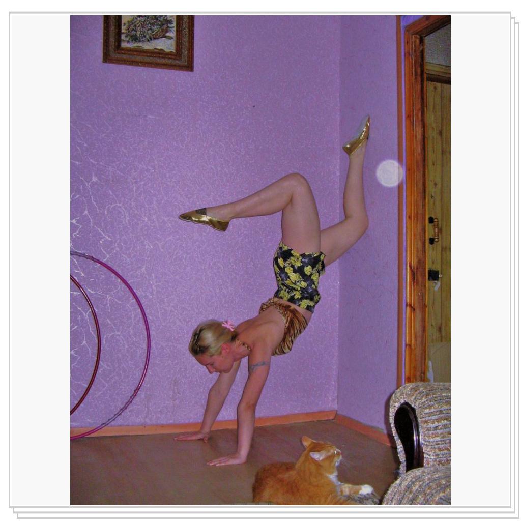 Так Нюша следит за тренировкой!