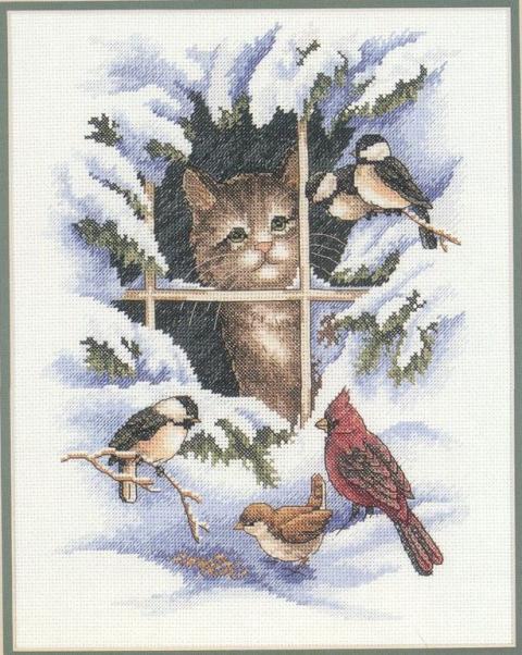 Кот выглядывает в окно на птичек